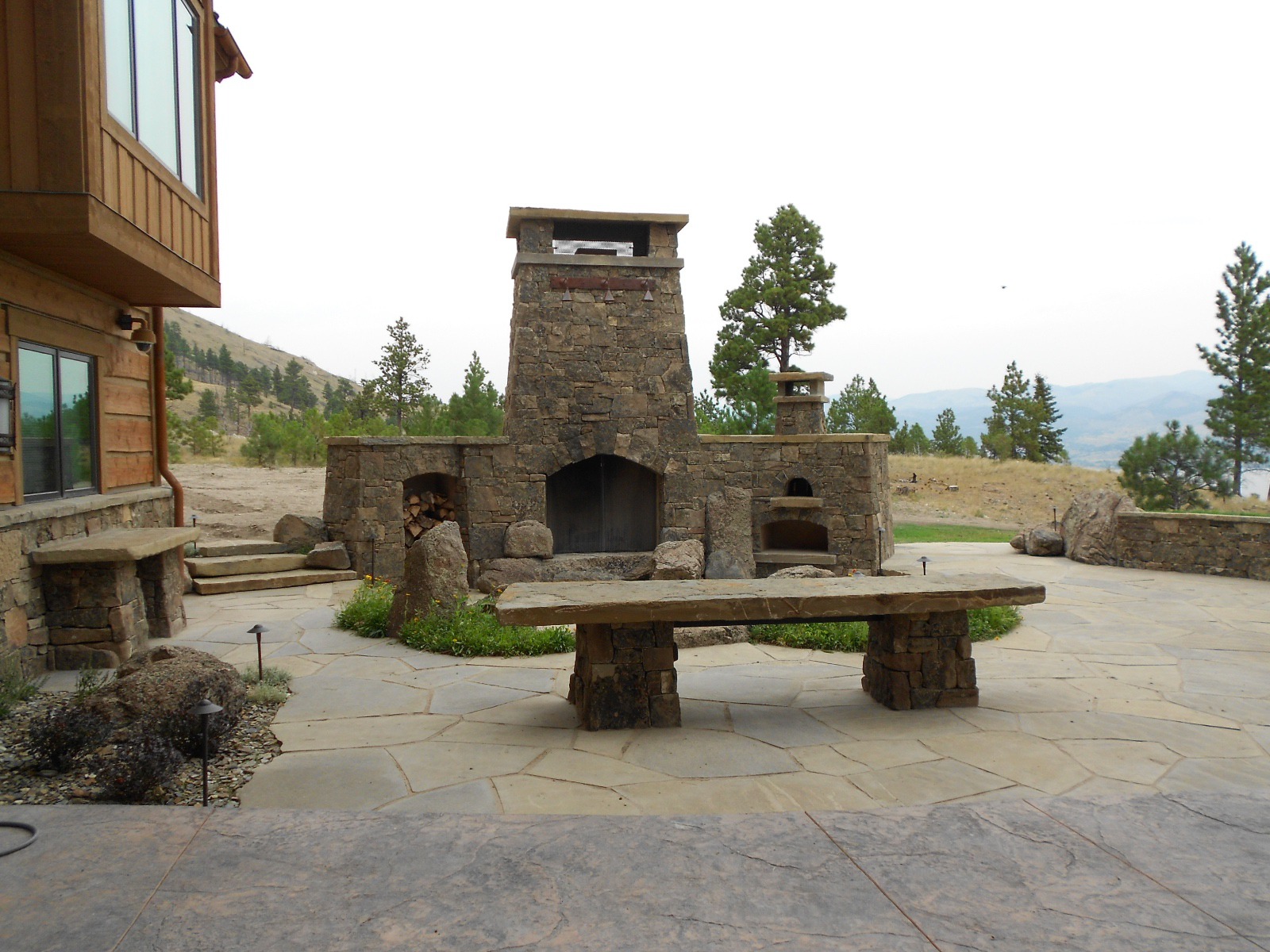Outdoor Fire Place & Pizza Oven